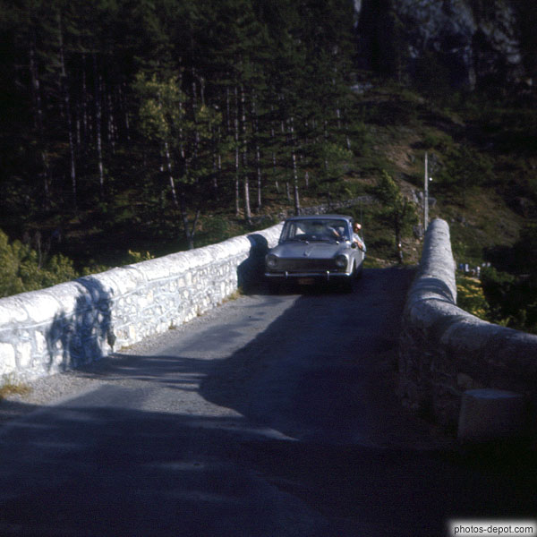 photo de Simca grise sur le pont