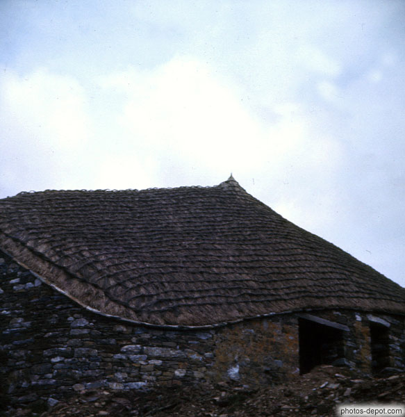 photo de maison de pierres seches et toit de chaume encordé
