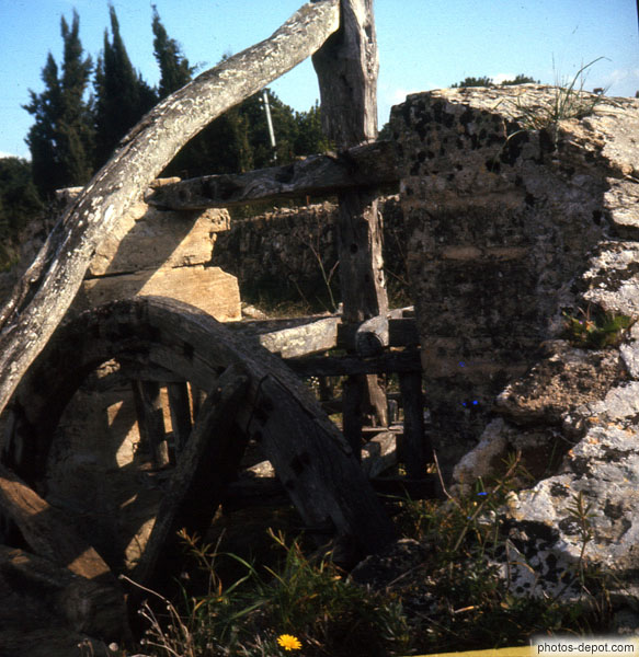 photo d'engrenages en bois de vieux moulin