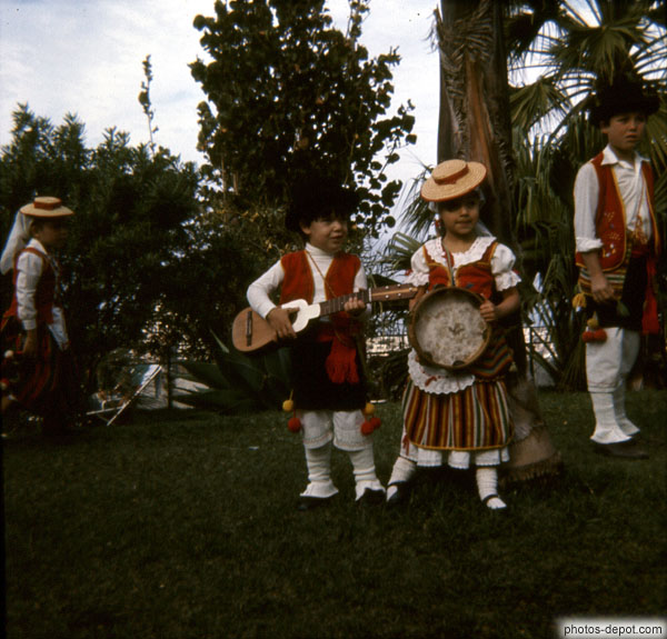 photo d'enfants costumés à la guitare et tambourin