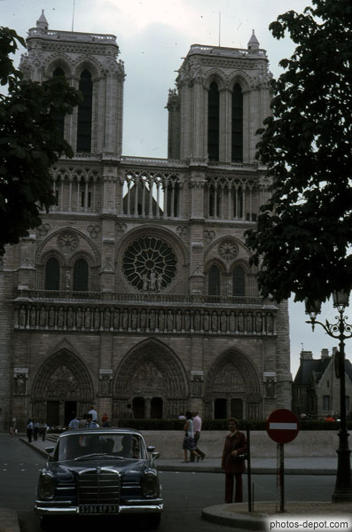 photo de Mercedes devant la cathédrale
