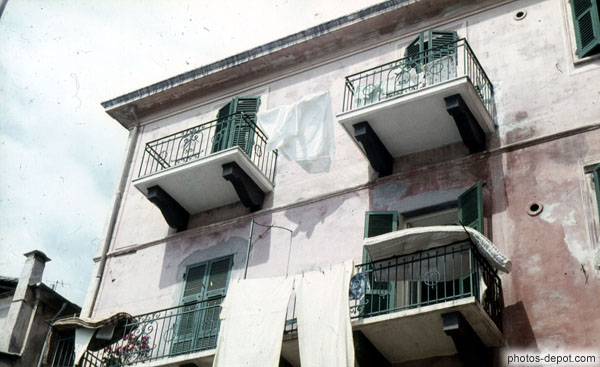photo de draps tendus entre les balcons