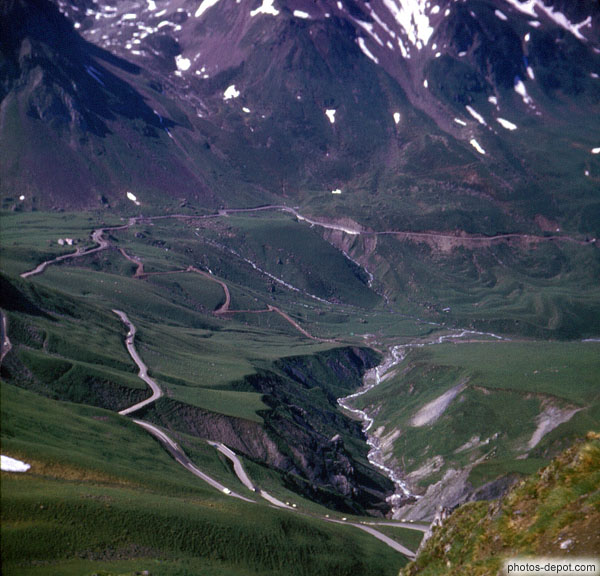 photo de route tracant des courbes dans la vallée