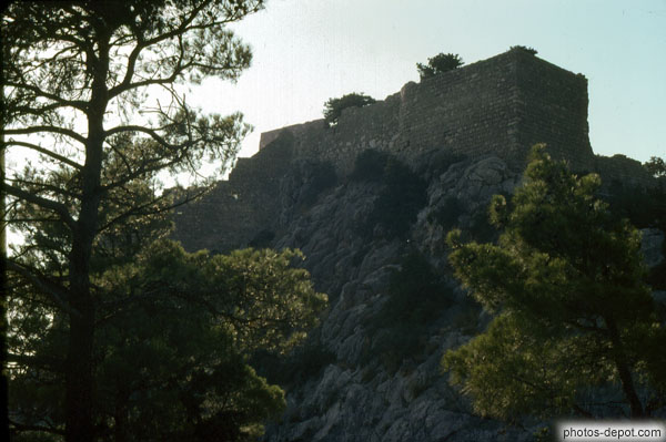 photo de ruines sur le roc