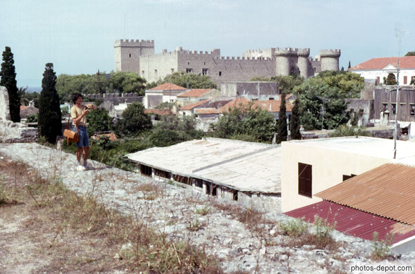 photo de fort derrière toits de maison