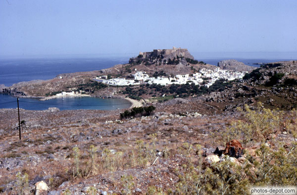 photo de forticications sur la colline face à la mer