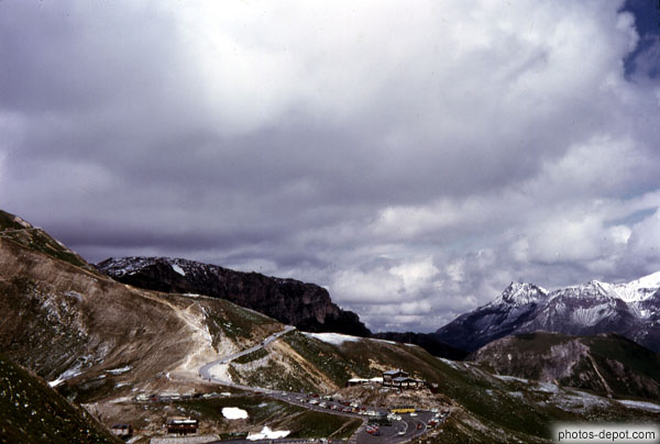photo de Route de montagne, pics enneigés