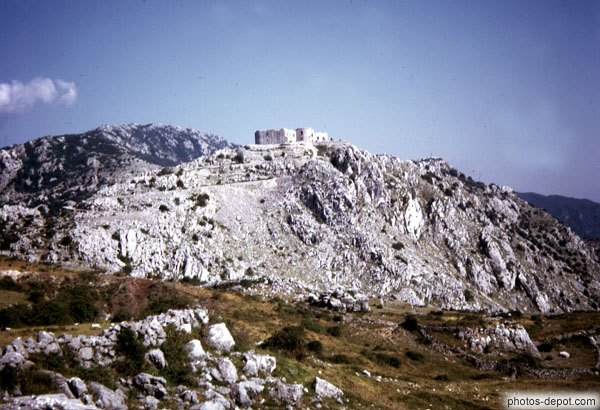 photo de chateau fort sur le rocher