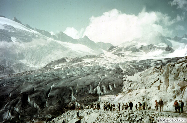photo de marcheurs sur le chemin devant la montagne