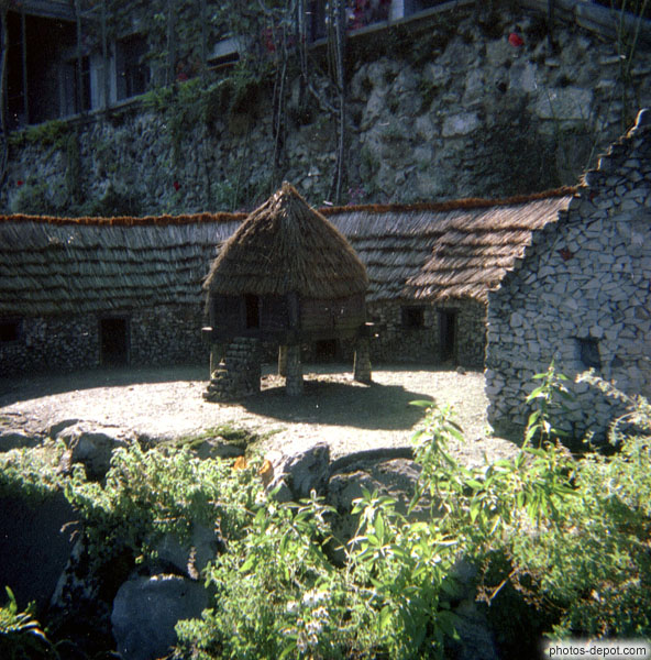 photo d'huttes toit de chaume miniature