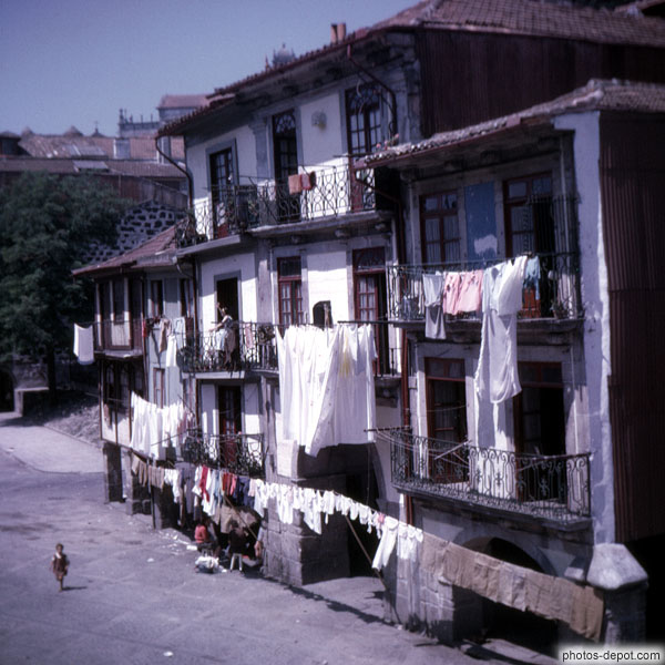 photo de linge aux fenêtres