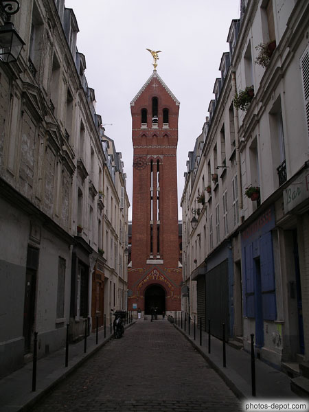 photo d'Archange doré au sommet du clocher de brique  de l'église Saint-Michel des Batignolles