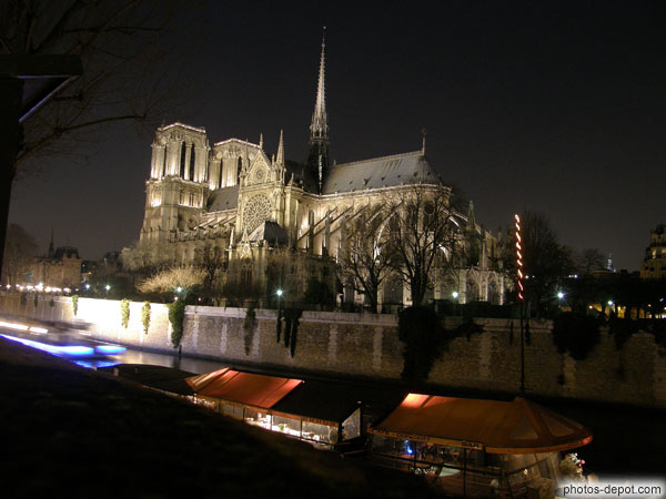 photo de Cathédrale Notre Dame la nuit et péniche sur le Seine