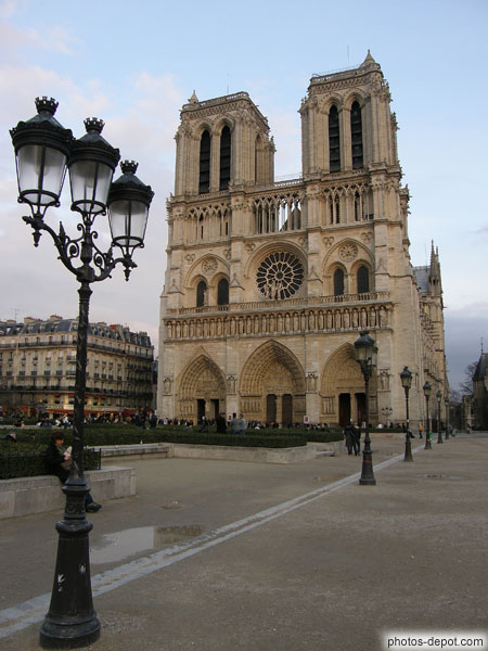 photo de Réverbère et Cathédrale Notre Dame