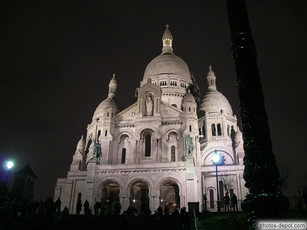 photo de Voeux perpétuel d'adoration au Saint Sacrement, la blanche basilique se dresse sur le toit de Paris...