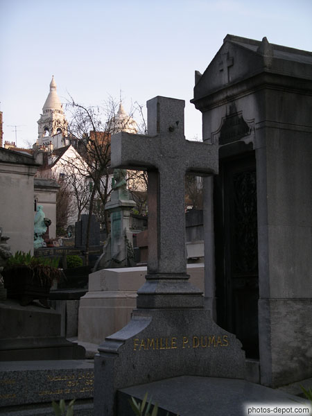 photo de Basilique derrière le cimetière