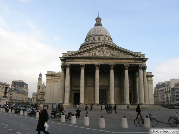 photo de Basilique Ste Geneviève commandée par Louis XV en 1744 et convertie en temple des grands hommes sous la révolution française