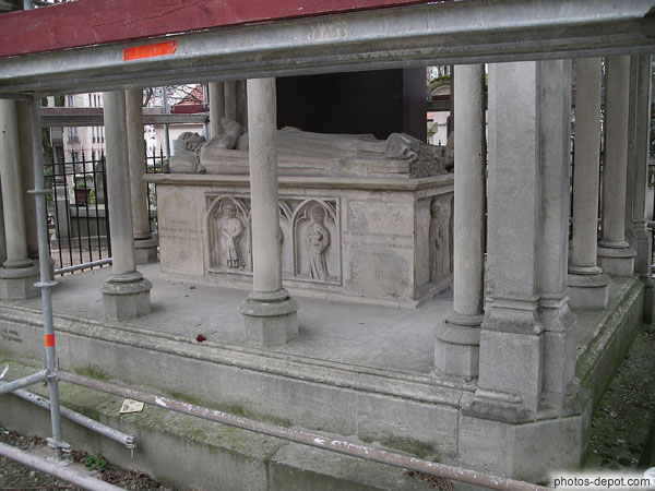 photo de tombeau ou furent transportés les restes des amants légendaires Héloise et Abelard