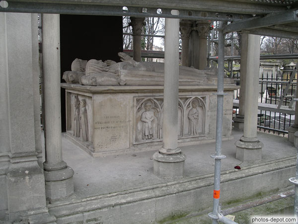 photo de Les restes d'Héloise et d'Abelard sont réunis dans ce tombeau