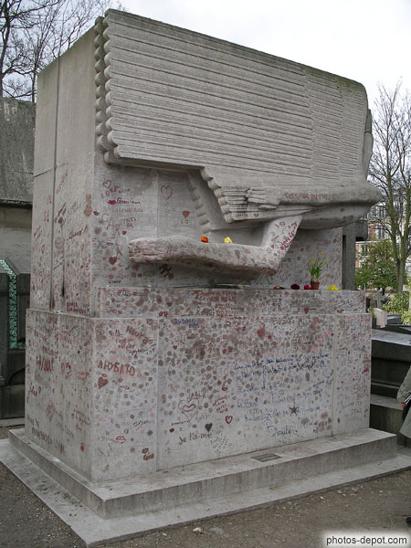 photo de tombeau recouvert de tags d'Oscar Wilde, écrivain