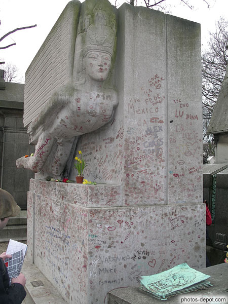 photo de tombeau de l'écrivain anglais Oscar Wilde, classé monument historique
