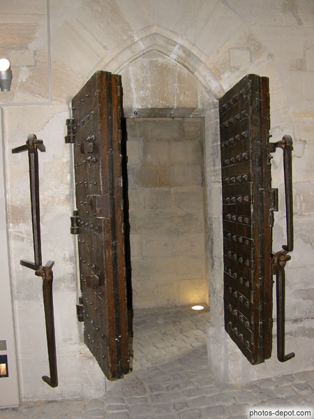 photo de portes cloutées des cellules ayant servi à des prisonniers célèbres