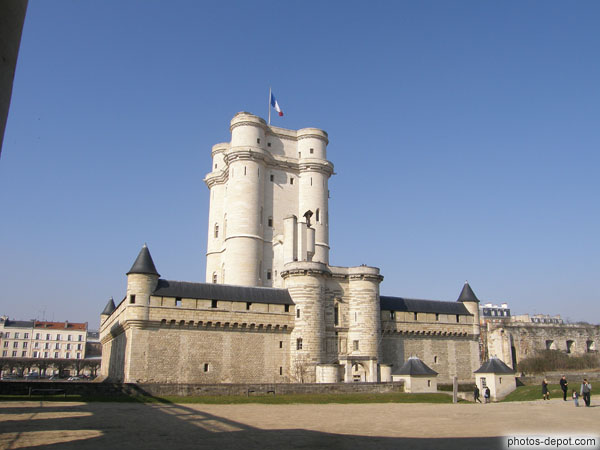 photo de Chateau fortifié et plus haut donjon du moyen âge construit par Jean II le Bon puis terminé par Charles V en 1370