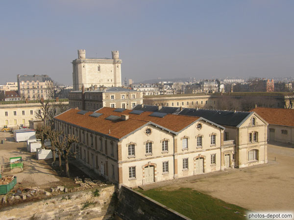photo de Tour du village et batiments militaires rajoutés sous Napoleon qui abatit les tours d'origine pour y installer l'artillerie lourde