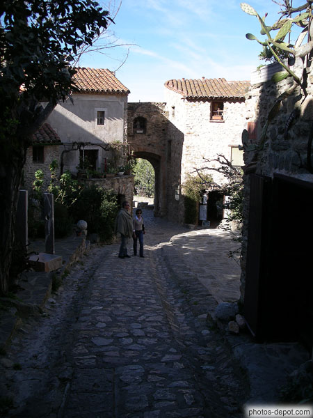 photo d'entrée du village fortifié de Castelnou