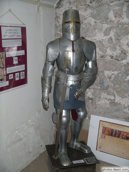 photo d'Armure et épée de chevalier au chateau de Besalu