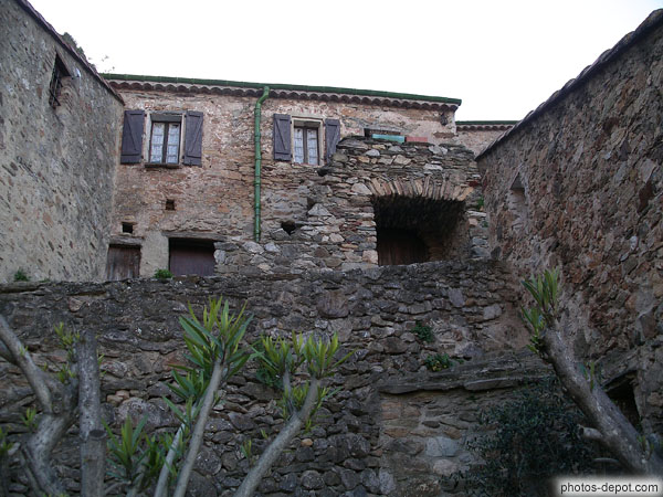 photo de maisons de pierre, village médiéval