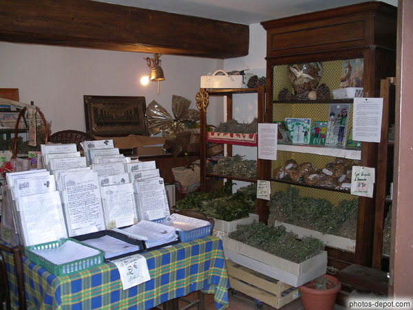 photo de Chez Etiennette, poèmes, herbes sechées et artisanat