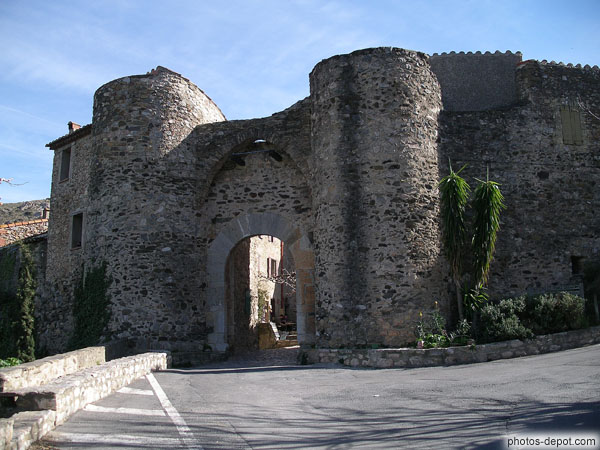 photo de Porte monumentale du village fortifié