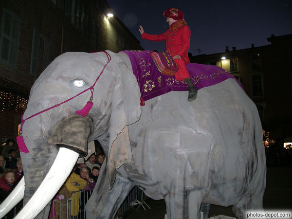 photo de monté sur un éléphant de carton, procession de Noël devant la cathédrale