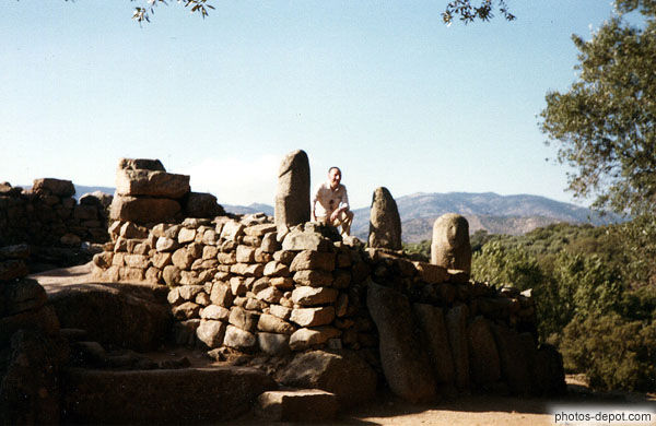 ruines et menhirs � Filitosa