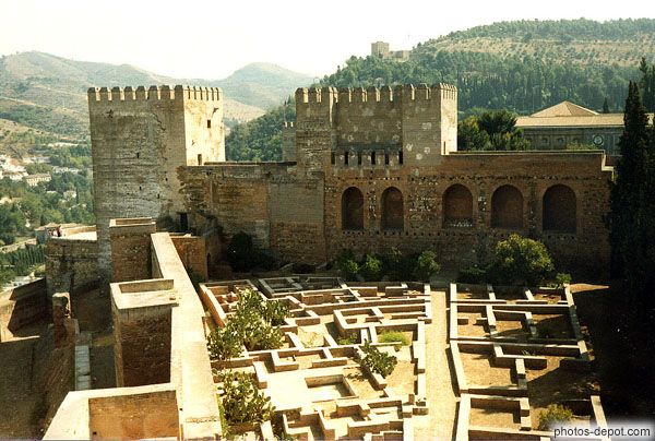 photo de L'Alcazaba, la partie la plus ancienne de l'Alhambra