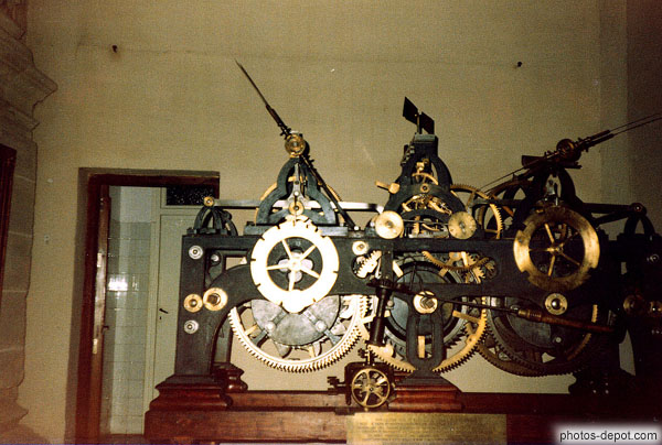 photo de détail rouages horloge mécanique