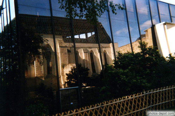 photo d'Eglise-Toussaint, reflets dans la vitrine de la bibliothèque