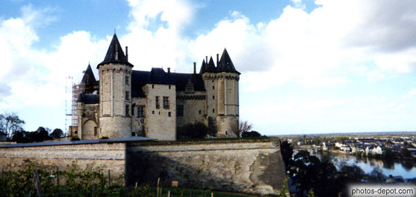 photo de chateau de Saumur surplombant la Loire
