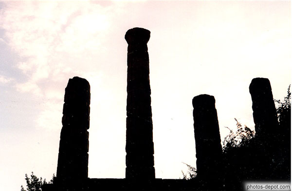 photo de colonnes dressées