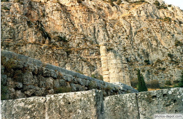 photo de colonnes de marbre devant la falaise
