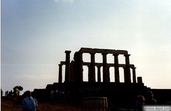photo de Temple de Poseidon : étranges colonnes de 16 canelures au lieu de 20, étudiées pour résister à l'action du sel marin