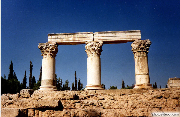 3 colonnes aux chapiteaux corinthiens � feuilles d'Acanthes