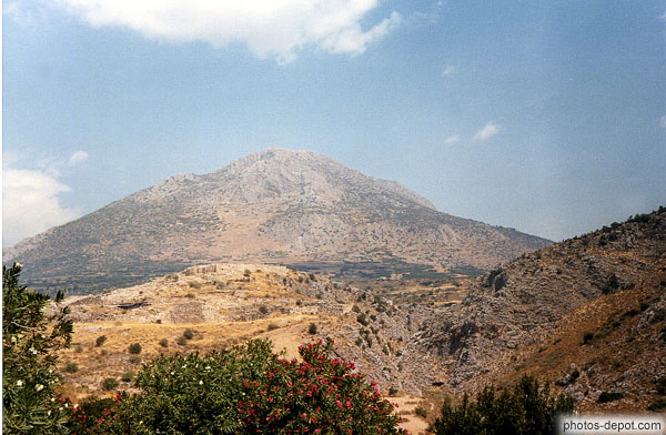 photo de cité préhéllénique située sur une colline dans le Péloponnèse et entourée de murs cyclopéens