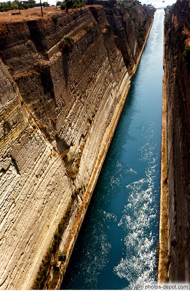 photo d'Eaux bleues du canal de Corinthe, tranchée dans le roc