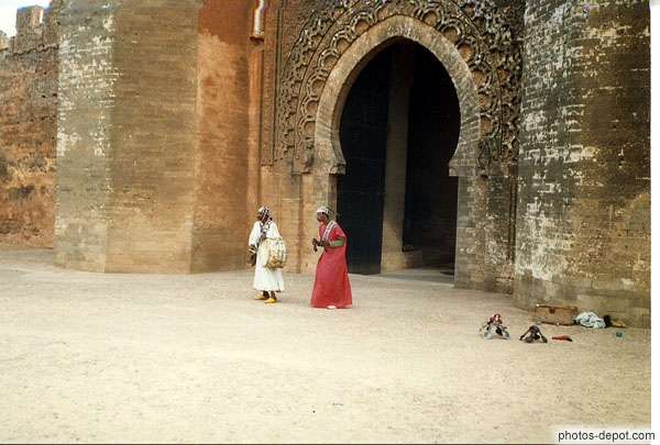 photo de musiciens devant la porte fortifiée construite par le sultan mérinide Aboul Hassan, nécropole de Chellah