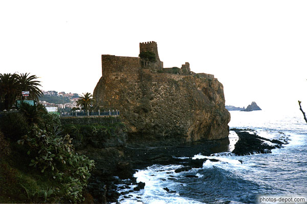 fort sur rocher dans  la mer