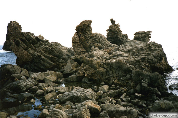 photo de curieux rochers érodés et  inclinés