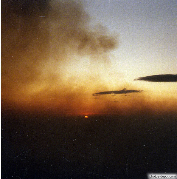 photo de coucher de soleil dans les fumées du volcan