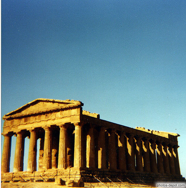 photo de temple dorique inachevé, perché sur le mont Barbaro édifié en 430 av JC